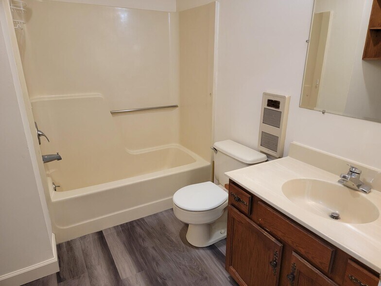 Building Photo - 137 E Walnut St