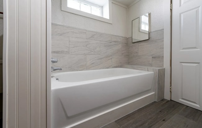 Building Photo - 25% OFF FIRST MONTHS RENT - Large Beautiful Home