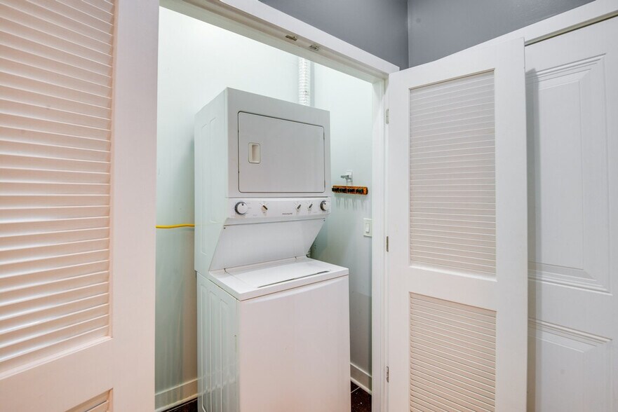 Building Photo - 4241 S Langley Ave