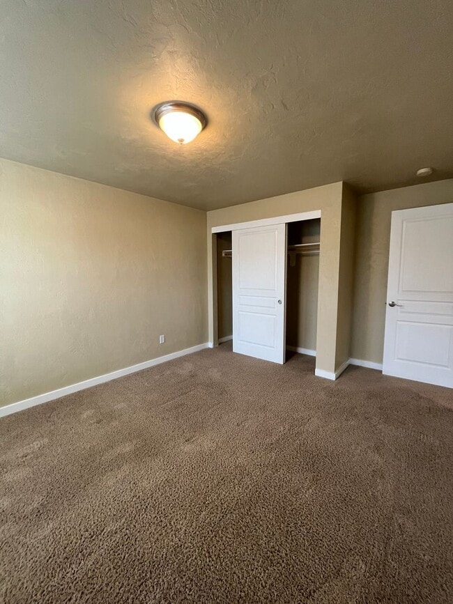 Building Photo - 4-Bedroom 2 1/2 Bathroom Home
