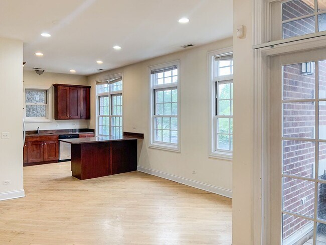 Building Photo - 2927-29 N. Southport