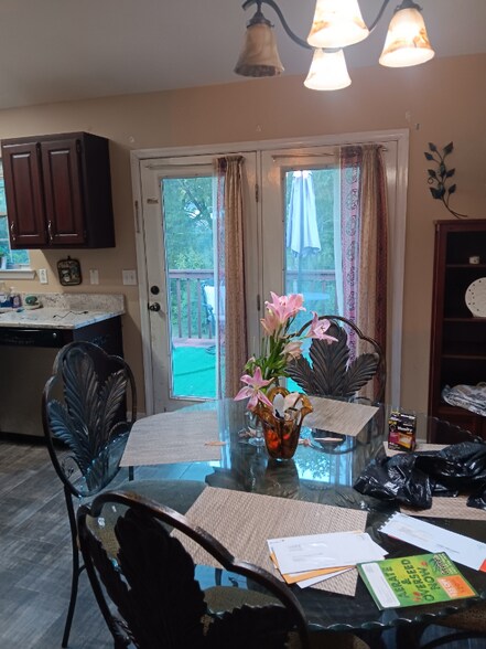 Building Photo - 5824 Pine Lake Dr