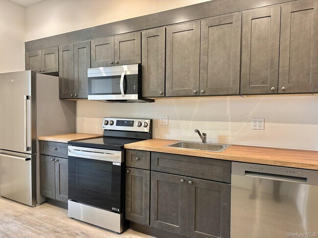 Building Photo - 362 W Merrick Rd