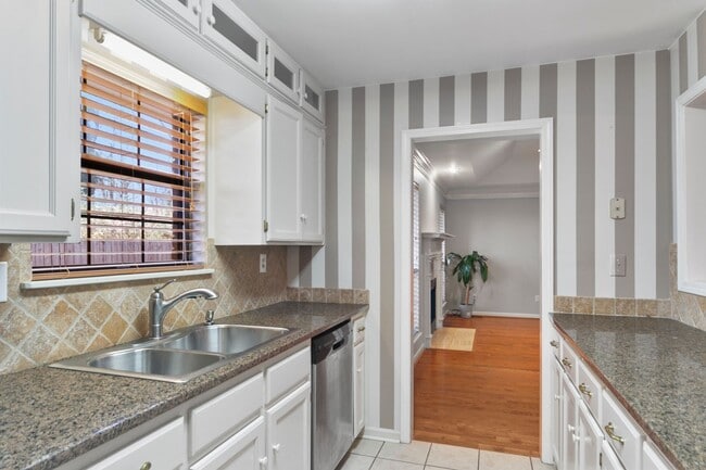 Building Photo - 2013 Fox Ridge Rd