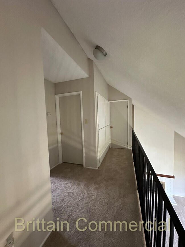 Building Photo - 6531 Lake Park Dr