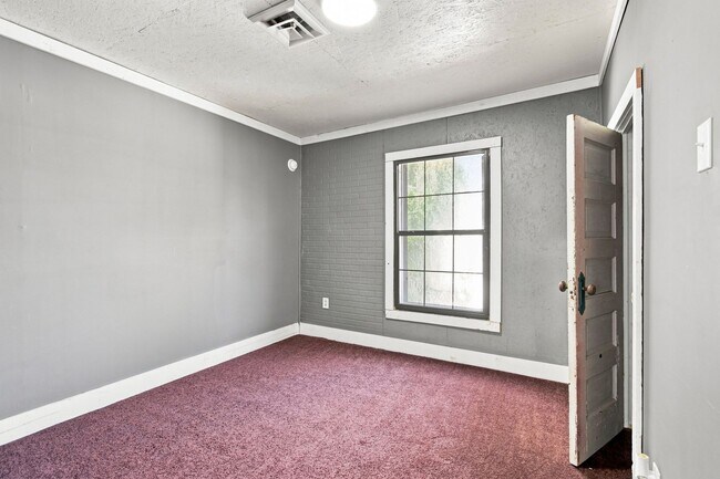 Building Photo - 208 E 12th St