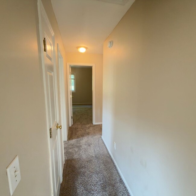 Building Photo - 4441 Hillrise Ct NE