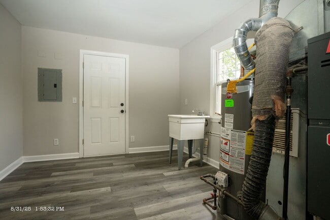 Building Photo - 28253 Schram St