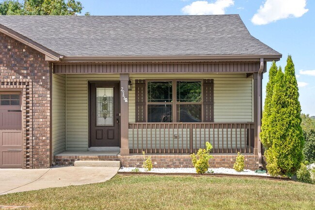 Building Photo - Pet Friendly Three Bedroom!
