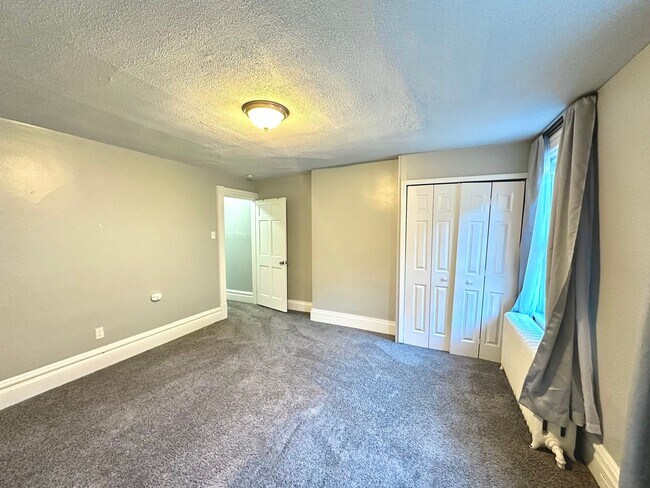 Building Photo - Charming 2 Bed, 1.5 Bath w/ Bonus Space in...