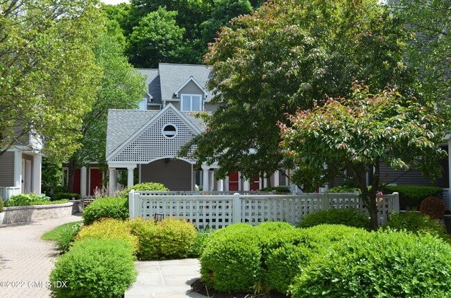 Building Photo - 453 E Putnam Ave