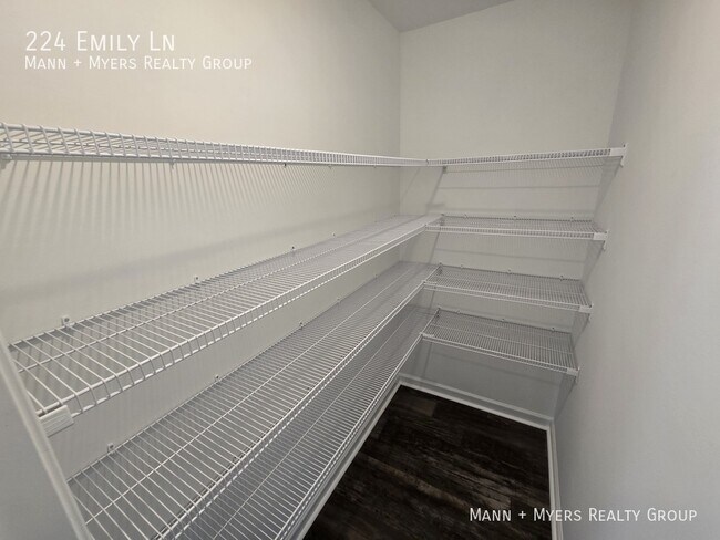 Building Photo - 224 Emily Ln