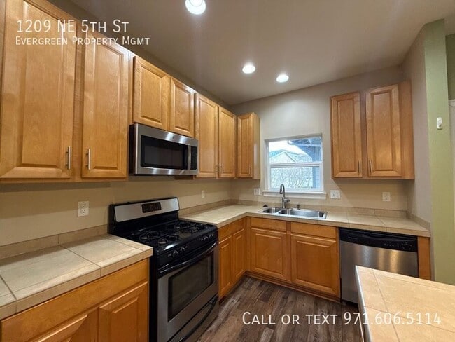 Building Photo - 1209 NE 5th St