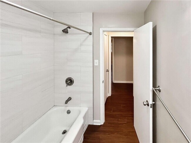 Building Photo - 4239 Pinetree Dr