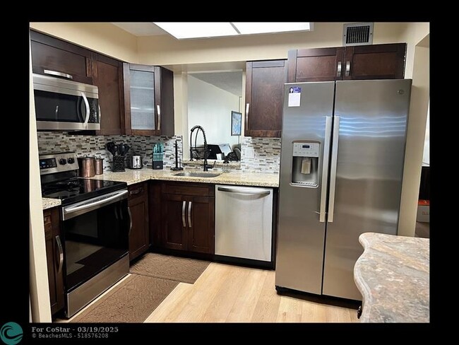 Building Photo - 7320 Lake Cir Dr