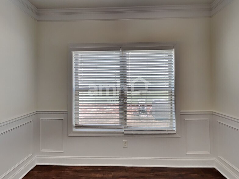 Building Photo - 263 Royal Cres Terrace