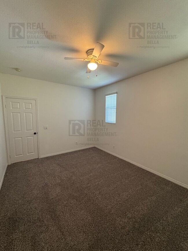 Building Photo - Huge Kitchen, Downstairs Bedroom, and More...