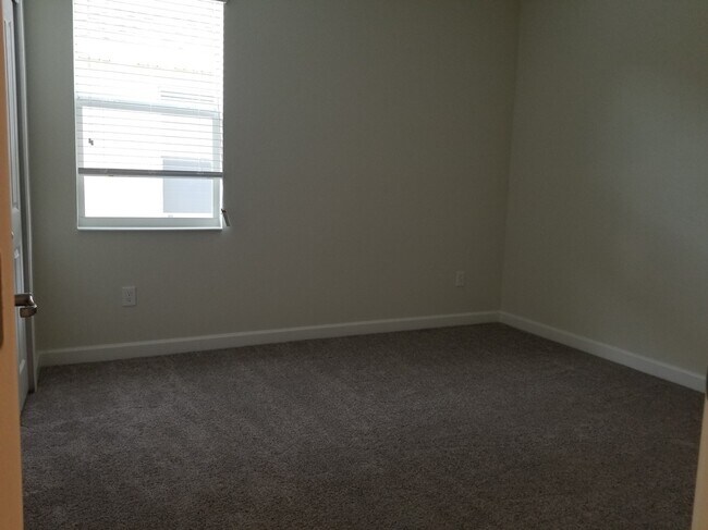 Building Photo - Must See Oaks at Moss Park Home!