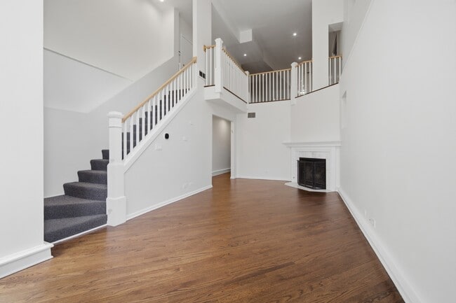 Building Photo - 626 W Buckingham Pl