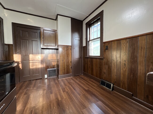 Building Photo - 320 E 26th St