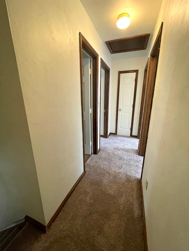 Building Photo - Charming 3-Bedroom, 1.5-Bathroom Townhome ...
