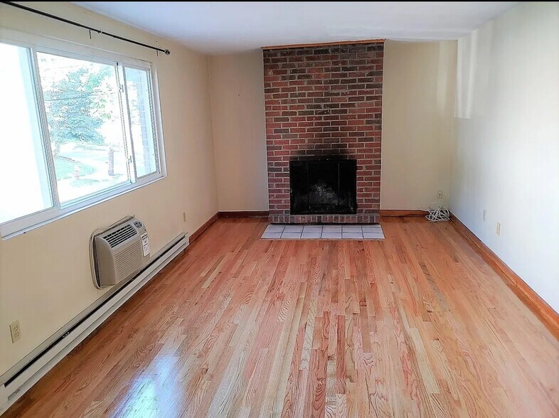 livingroom - 126 Highland Ave