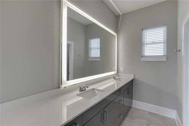 Building Photo - 456 Parkway Dr NE
