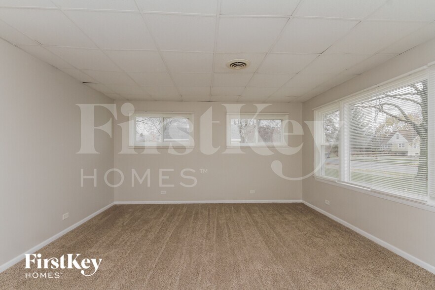 Building Photo - 639 N Martha St