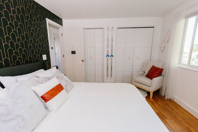 Building Photo - Charming 5-Bedroom Home in Club Crest