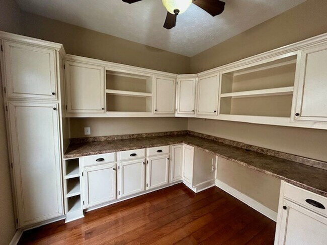 Building Photo - Beautiful 2 Story, 4 Bedroom, with a Full ...