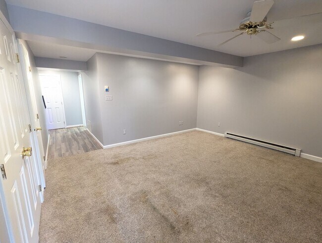 Building Photo - Beautifully maintained townhouse in establ...