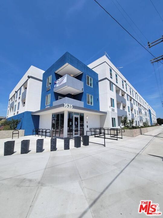 Building Photo - 1635 E 117th Pl