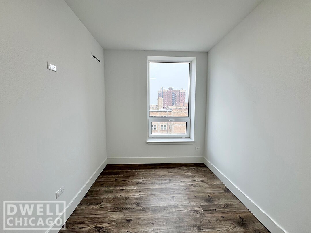 Building Photo - 940 W Carmen Ave