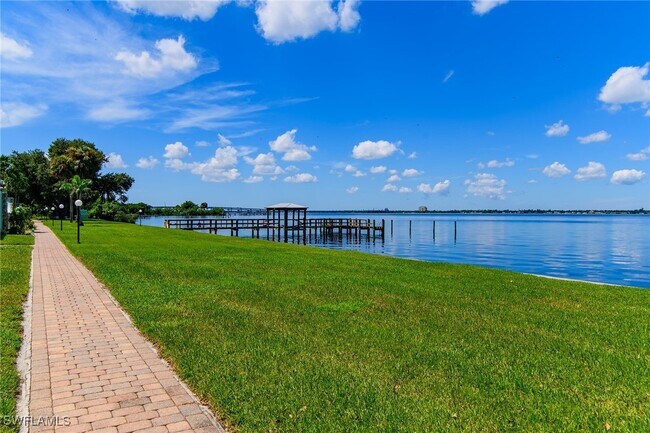 Building Photo - 3225 E Riverside Dr