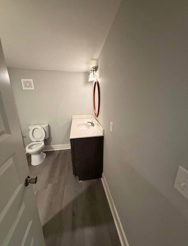 Building Photo - 4 Bedroom 2 Bathroom For Rent