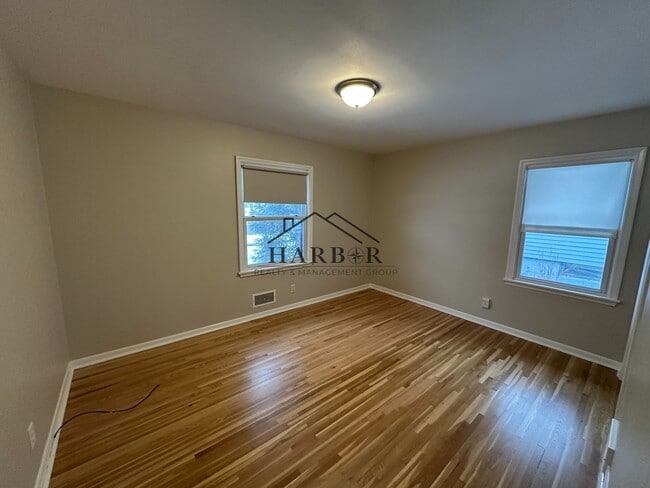 Building Photo - Recently Renovated 3 Bedroom Home!