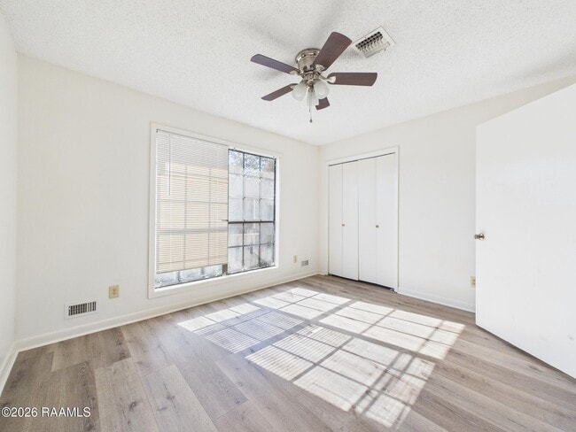 Building Photo - 112 Country Ln