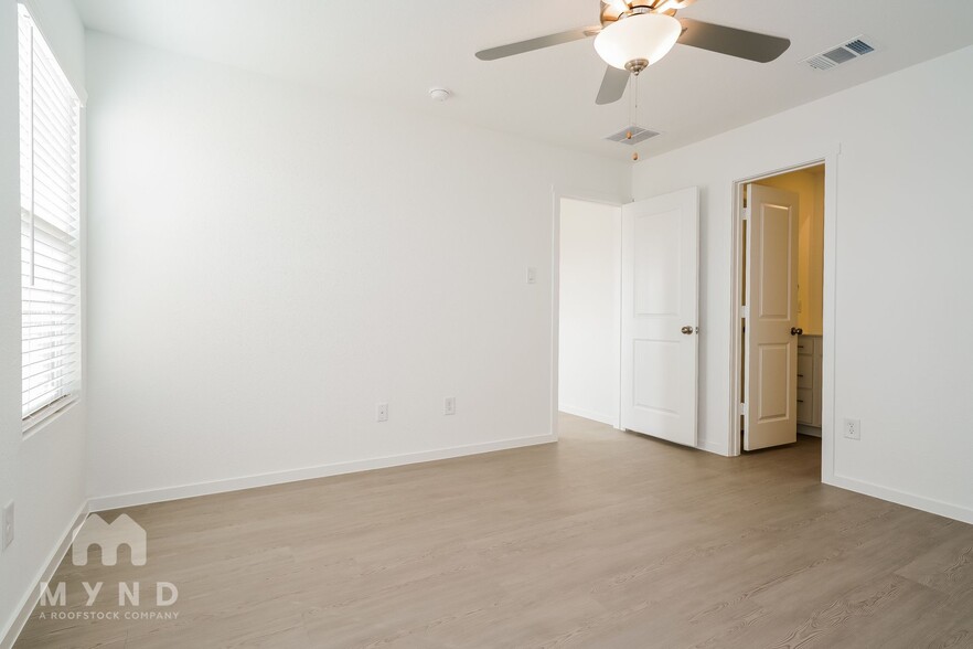 Building Photo - 2749 Ctr Crk Ln