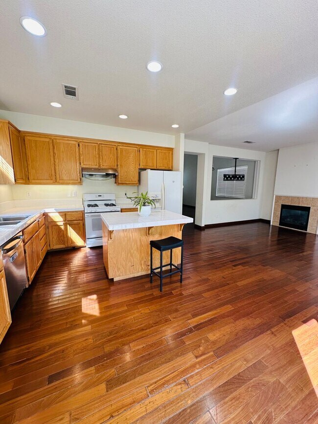 Building Photo - Beautiful 3 Bed, 2.5 Bath Home with Garage, Spacious Layout & Private Yard in Desirable Hercules ...