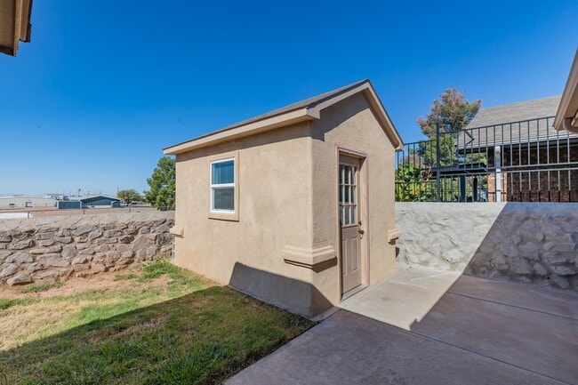 Building Photo - Beautiful Home W/Solar Panels