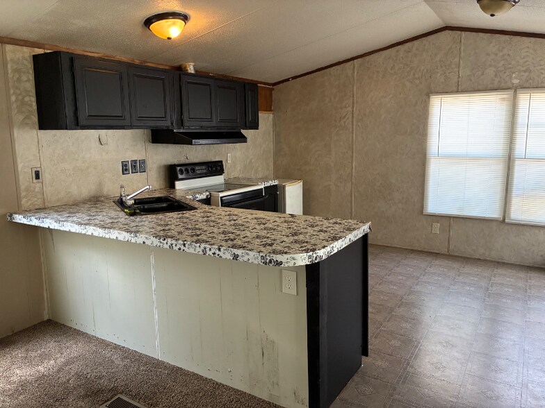 Building Photo - 2710 N Farm Rd 137