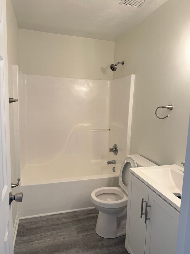 Building Photo - Beautiful cozy 3 bed 2 bath house