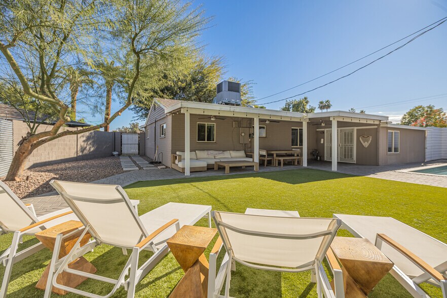 Sun lounger view of the spacious backyard and covered patio - 6136 N 9th St