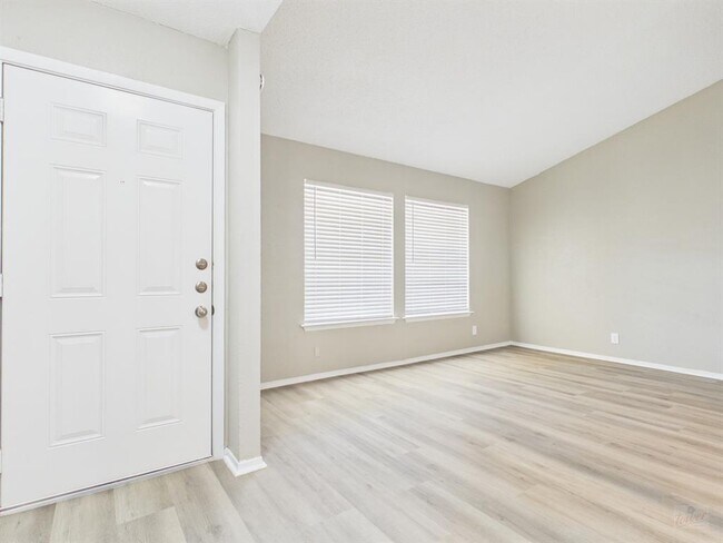Building Photo - 10038 Woodland Village Dr