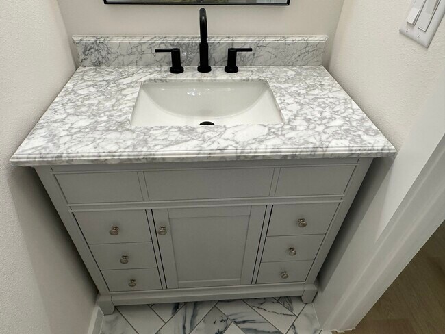 Building Photo - 207 Cherry Ave