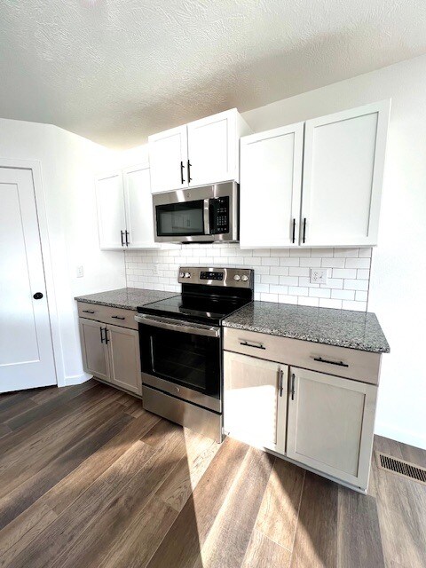 Island, Dishwasher, Pantry - 800 Hoffman Hills Blvd