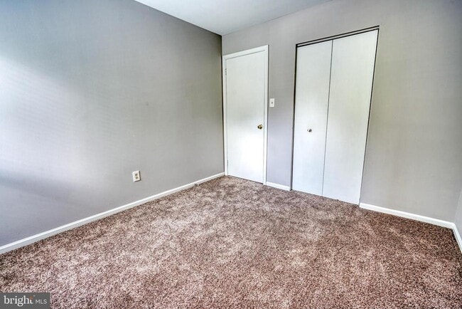 Building Photo - 166 Woodlake Dr