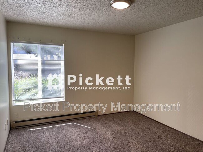 Building Photo - 924 Shorewood Dr
