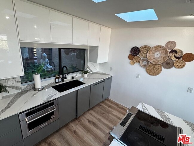 Building Photo - 7302 Mooney Dr