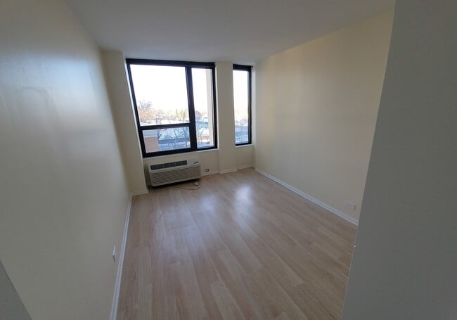 Building Photo - 5100 N Marine Dr